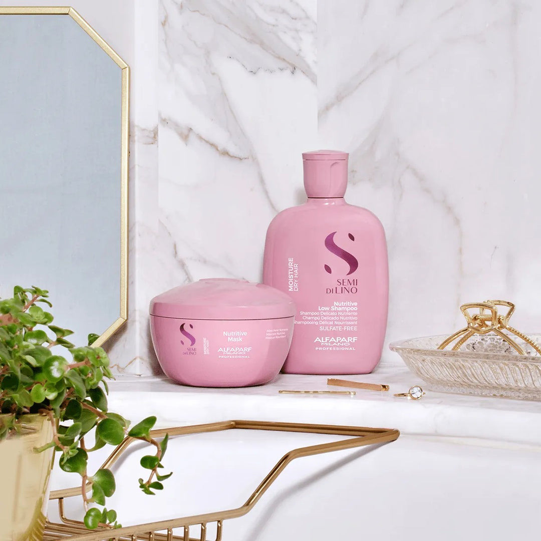 Devuélvele la hidratación y suavidad a tu cabello con este exclusivo kit de Alfaparf Milano. Diseñado especialmente para cabellos secos, incluye el Nutritive Low Shampoo, la Nutritive Mask y un elegante pouch de regalo para guardar tus esenciales.