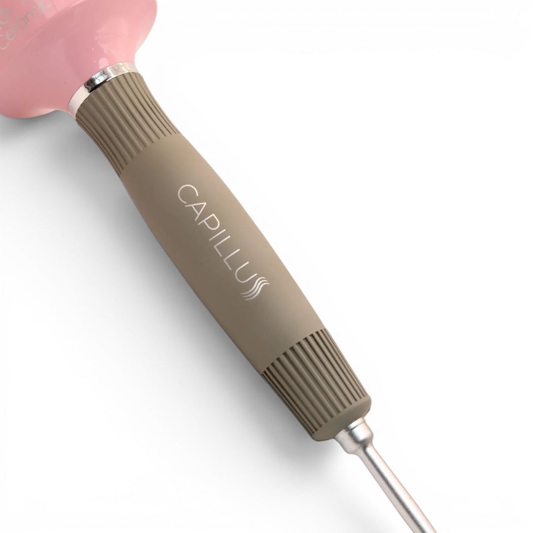 cepillo anti frizz, ideal para alisar cabellos sin maltratarlos dejando un brillo espectacular CON MANGO DE GOMA PARA FACILITAR EL AGARRE Y PUNTA CON DIVISOR PARA NO FACILITAR DIVISIONES