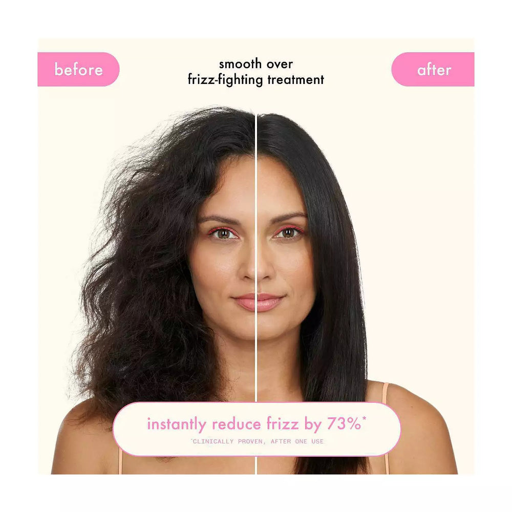 Antes y después del tratamiento Amika Smooth Over en cabello rizado.