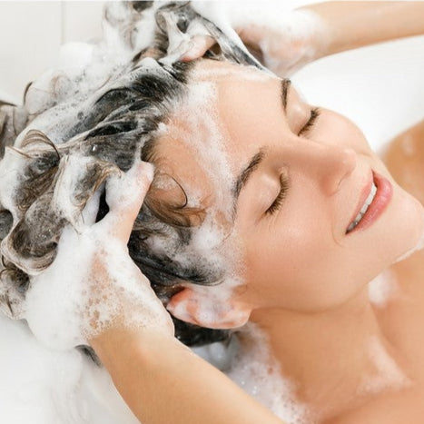 Shampoo Aria sin sal y sin sulfatos infusionado con camelia, ideal para todo tipo de cabello y protege del daño ambiental