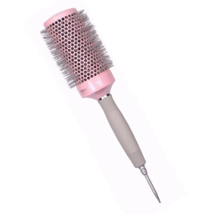 Cepillo redondo térmico profesional con nanotitanio que aporta brillo y suavidad al cabello